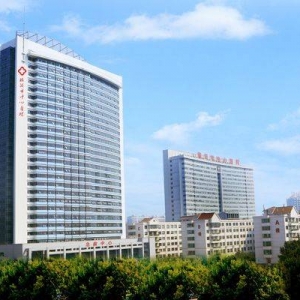 高校和附属医院乱象纷纭矛盾重重，政府开始着手拆分